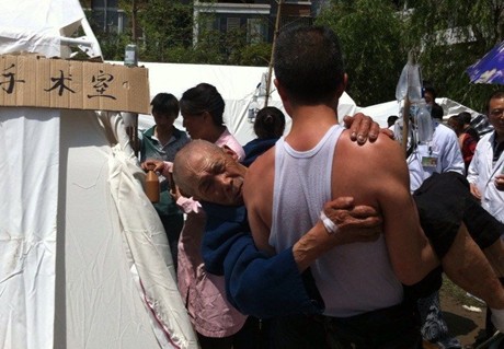 芦山临时帐篷医院 儿子抱着父亲等待手术