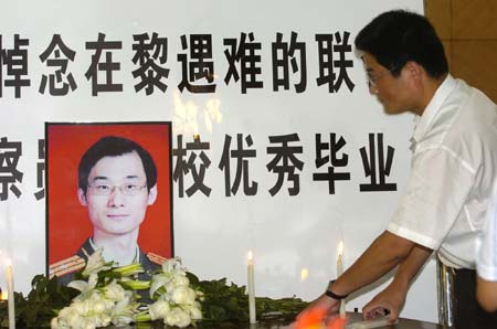 A former classmate of Du Zhaoyu mourns at No.7 Middle School in Jinan, East China's Shandong Province July 27, 2006. Du Zhaoyu, a UN observer, was killed in an Israeli air raid on a UN post in south Lebanon on Wednesday. Du once studied at No.7 Middle School in Jinan.[Xinhua]