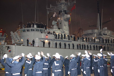 Chinese naval soldiers welcome the arrival of a Pakistani destroyer at the Qingdao port in east China's Shandong province, April 18, 2009. [Xinhua]