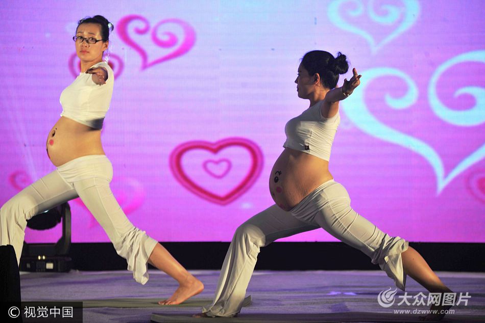 青岛怀孕8个月孕妈妈瑜伽表演引掌声