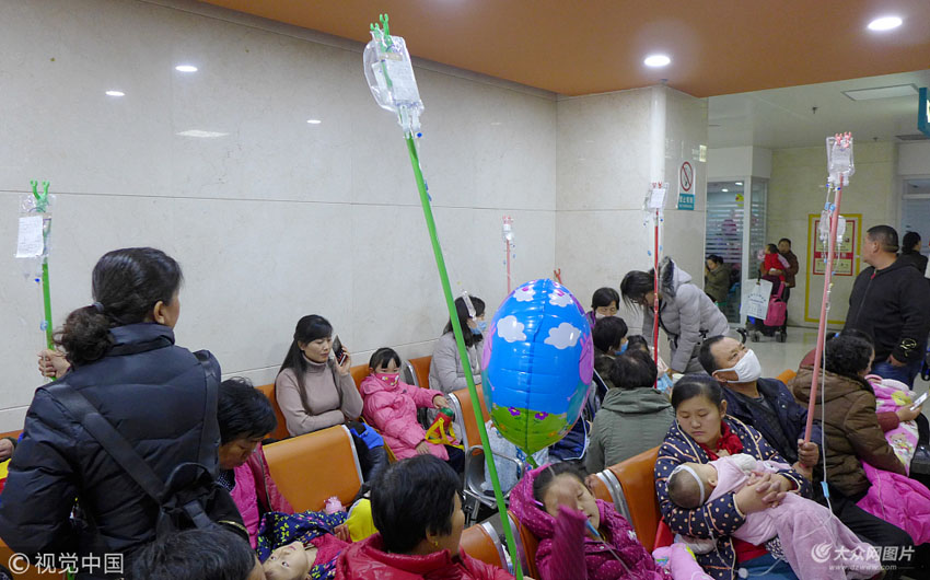 12月3日上午,市民们带着孩子在东营市立儿童医院排队挂号,就诊和输液