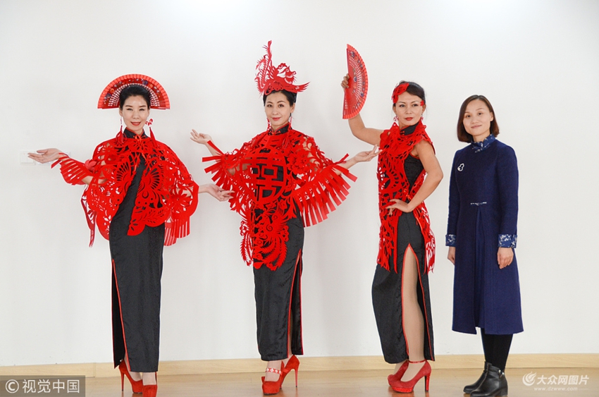 聊城艺人将剪纸融入旗袍 设计"中国红"服饰