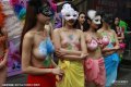 2015年12月27日，浙江杭州，四位美女齐聚杭州宋城景区的六间房透明直播间，进行人体彩绘，号召大家关注乳腺癌，并在公证处的见证下，将直播所得全部款项17800元捐赠给乳腺癌患者。