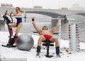 2010年1月13日，英国伦敦，两位健身者身着“清凉装”在雪中使用健身器材锻炼，呼吁人们关注一项最近的调查结果。根据一家电视台的调查，25%的英国家庭充斥着不使用或者根本不需要的健身器材。