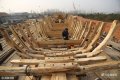 2016年12月4日，日照，山海天旅游度假�^任家�_村海�，8位老��傅在用�鹘y的手法造木�O船。