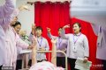 cfp2016年12月15日，北京，��家高�按摩�����o�ьI月嫂�W�T�W�通�^手指操的方法�M行淋巴排毒疏通，最�K�_到催乳的效果。