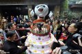 2017年1月18日，福建省福州市，世界上最高�廴��B大熊�“巴斯”迎��37周�q生日。��B�T和各界群�一道�槔�坌恰�―巴斯共同�c生。世界�o��J�C公司�榘退拐J�C“最�L�鄞笮茇�”，并�C�l�C��。