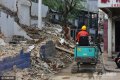 2017年4月6日，��南，泉城路街道�k事�西城根街，三名工人正在�η安痪谩爸匾�天日”的600年�v史古城�χ苓��M行建筑垃圾清理工作。
