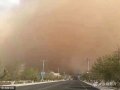 受高空槽影响，2022-01-25下午15时，内蒙古二连浩特市遭遇沙尘暴天气，能见度小于500米，平均风速11.7/秒，极大风速19.7/秒，当地气象部门及时发布沙尘暴橙色预警，提醒市民做好防护工作。