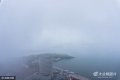 2017年5月9日，烟台迎来立夏第一场降雨，降雨加上降温形成大雾。在200米的高楼上看，城市宛若仙境。