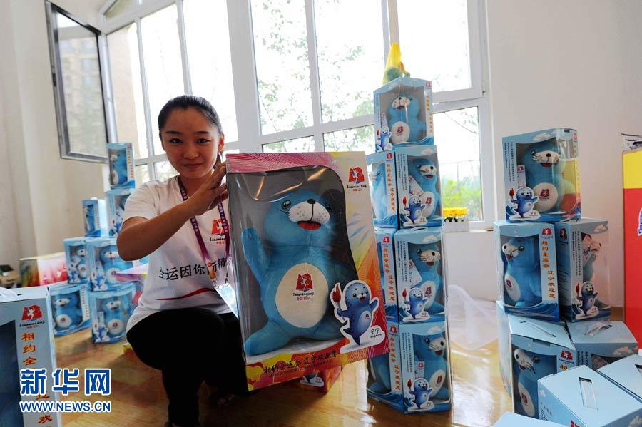 8月26日，媒体村购物中心的工作人员展示全运会吉祥物“宁宁”。