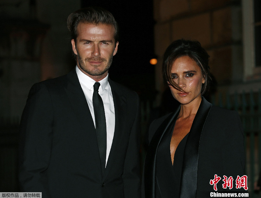 当地时间9月16日，2014伦敦时装周（春夏）：明星参加Global Fund派对。大卫・贝克汉姆（David Beckham）携“贝嫂”（Victoria Beckham）现身，维多利亚黑衣亮相秀深V。