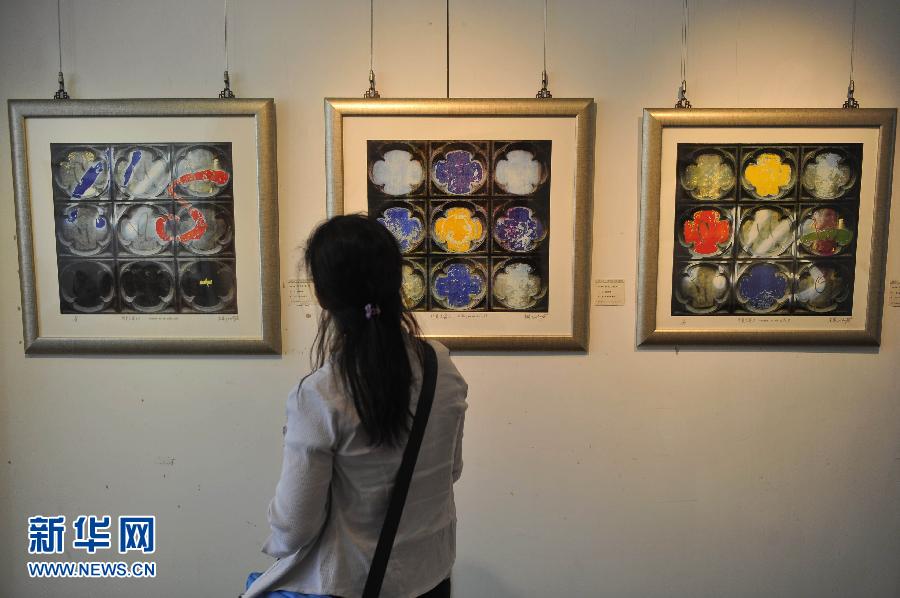 9月23日，一名参观者在欣赏展出的绘画作品《所见之窗》。