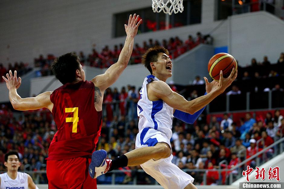 10月14日，东亚运动会男篮决赛在中国（红）与中华台北队（白）之间展开争夺。中华台北男篮在一度落后两位数的情况下，最后时刻逆转，以82-79战胜中国夺冠，中国队屈居亚军。