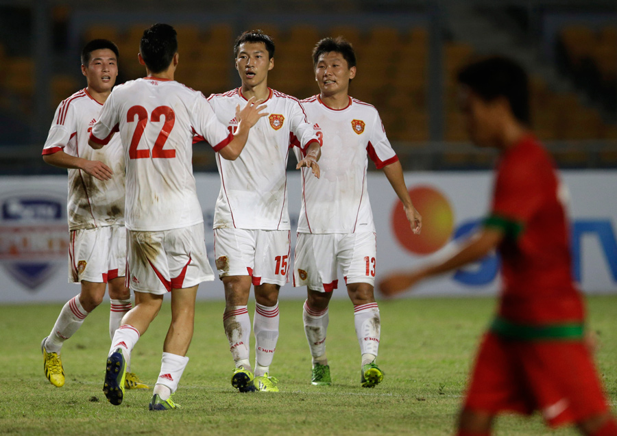 10月15日，中国队球员吴曦（左三）与队友庆祝进球。当日，在雅加达举行的2015年亚洲杯预选赛中，中国队客场以1比1战平印度尼西亚队。 新华社/美联