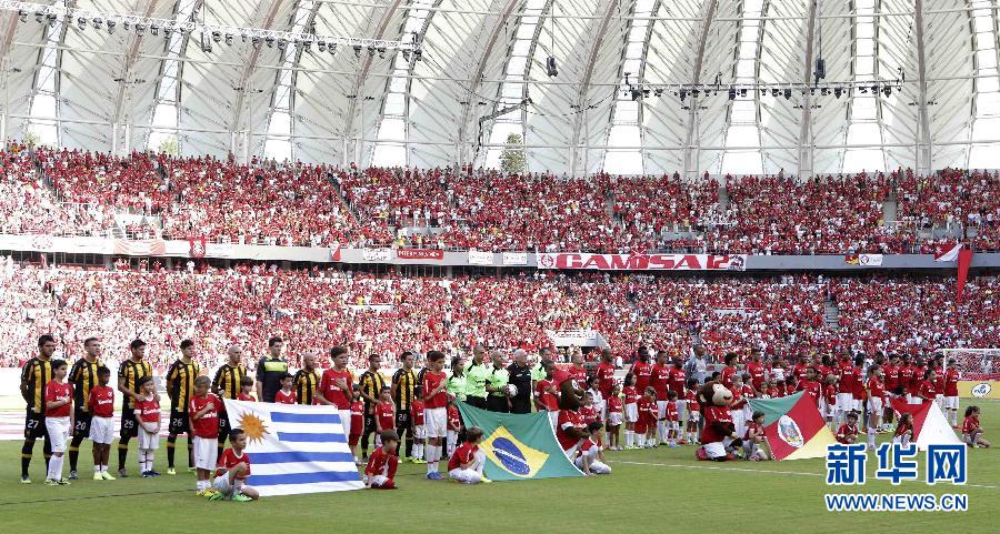 月6日，位于巴西阿雷格里港的贝拉里奥球场迎来首场测试赛。比赛由巴西国际队对阵乌拉圭佩纳罗尔队。贝拉里奥球场是巴西世界杯足球赛球场之一。图为比赛现场（4月6日摄）。
