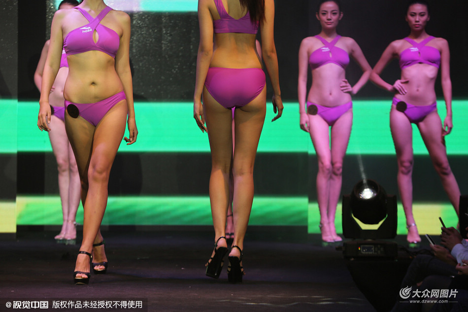 2015年10月31日，湖北荆州，第十一届中国超级模特大赛湖北赛区总决赛在洪湖悦兮半岛举行。选手大秀翘臀泳装。