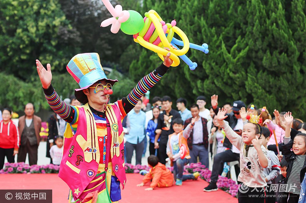 小丑是舞台上常见的喜剧演员之一，这些古怪、搞笑的装束给观众带来欢笑。10月8日，河南开封中国翰园里面的80后“小丑”引起了游客的注意。