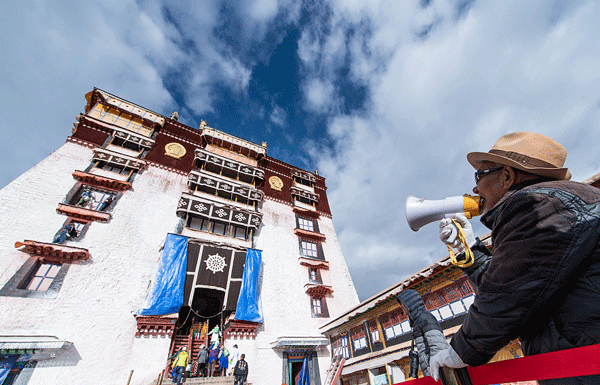 西藏布达拉宫迎来一年一度“换装季”.jpg