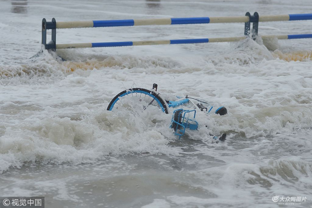台风摩羯影响青岛海边掀起风暴潮810
