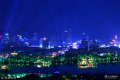 2018年6月12日晚8点，俯瞰济南大明湖景区，千万盏彩灯照向地面、树木、水边、建筑物上的彩灯全部点亮，激光照向上空，整个大明湖景区犹如梦境。