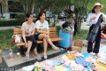 2018年6月17日，在济南一所高校的毕业季跳蚤市场上，女生的衣服、鞋子等物品随处可见。