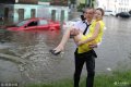 当地时间2018年6月19日，俄罗斯下诺夫哥罗德，当地遭遇暴雨引发洪涝，道路车辆几乎被淹没。一名妇女被从轿车中救出。