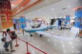 2018年6月19日，武汉光谷一购物广场里，一架售价198万元的小型飞机停在商场内庭展售，并提供飞行模拟体验服务，吸引不少市民好奇的目光。