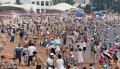 2018年7月5日，游人在青岛第一海水浴场避暑。7月以来，全国多地迎35度以上的高温酷暑天，海滨城市青岛气温持续维持在20多度，凉爽宜人。