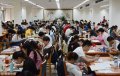 2018年7月10日，济南，记者来到山东省图书馆了解到，一楼的自修室个个爆满，甚至有的学生早上7点半就来排队等待省图书馆开门。