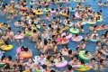 2018年7月11日，重庆洋人街水上乐园内游客多如“下饺子” 。当日，重庆市气象局发布“高温橙色预警”信号。