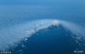 2018年7月15日傍晚，青岛灵山岛上空飘飞的云雾在风力的作用下，出现了“云开雾不散”的奇观。