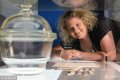 ��地�r�g2018年7月23日，英����敦，世界首���管��郝芬捉z・布朗出席科�W博物�^展�[，�c她的胚胎使用�^的玻璃干燥器合影，�o念世界上首���管��赫Q生40周年。