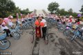 2018年8月8日，山东东营，由40辆共享单车组成的“婚车”车队骑行在垦利城区，他们在马路、街道、公园骑行，成为一道靓丽风景。