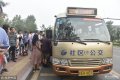 2018年8月9日，济南，T20通勤巴士正在行驶。该线路的开通将填补济南“怪坡”路段不通公交车的空白。