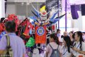 2018年8月26日，��南市�e�k新能源汽�展，某展位��槲�引�客眼球�真人扮�C器人在人群中走�游�引逛展人注意。