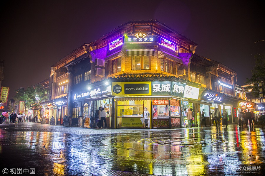 2018年9月18日，一场秋雨过后，济南宽厚里街区呈现出了迷人的夜景。雨水打湿了地面，映出了五彩斑斓的灯光，非常迷人。