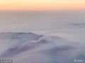 2018年11月28日，浙江省杭州市，一位旅客在航班即�⒔德浜贾�C��r，在�w�C上拍下了空中�角的大�F照片。