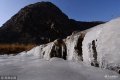 2018年12月11日，新疆巴音郭楞蒙古自治州�F�T�P景�^，景�^�{谷�鹊暮恿鞒霈F“冰瀑”美景。