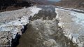 2019年1月21日，山西�R汾，受��鼗嘏�影�，冰封的�S河�乜谄俨嫉谋�雪加速融化，部分�S河河道�u�u���，初�F河水奔�v景象。