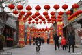 2019年1月31日，山东潍坊市民在红灯笼走廊中穿行。新春将至，山东潍坊街头和旅游景区张灯结彩，到处充满着浓浓的年味。