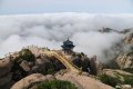 2019年6月13日，山东青岛，崂山巨峰风景区云雾缭绕，吸引了不少游客观赏拍照。