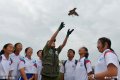 2019年9月15日，青岛，学生们利用中秋假期与野生动植物保护协会的老师在城阳区墨水河湿地一同放飞救护的红隼。