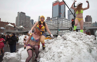 纽约举行丘比特内衣跑 造型怪异性感“冻人”