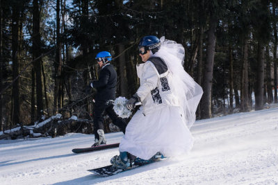 美国夫妇办滑雪主题婚礼 踩滑雪板穿礼服