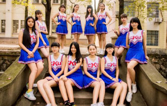 南华大学啦啦队宣传照走红 “女神”展青春活力