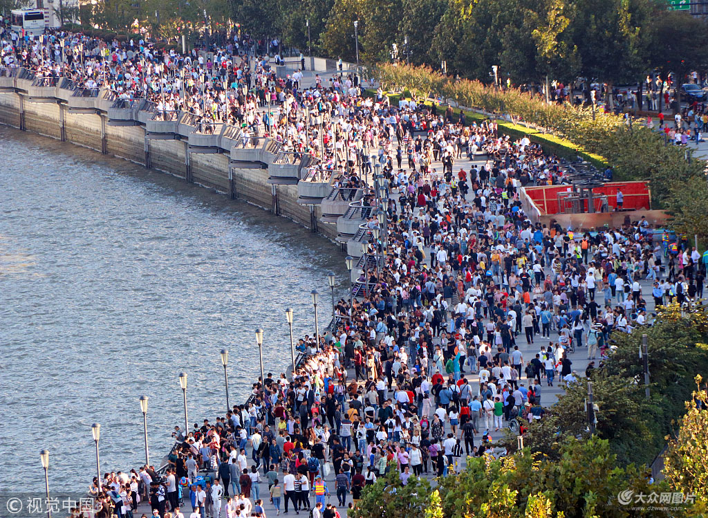 上海外滩游人如织国庆前4天上海接待游客685万人次